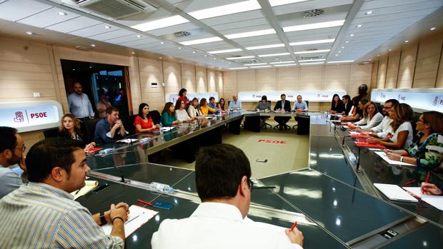 Estos son los 17 miembros de la Ejecutiva del PSOE que han dimitido