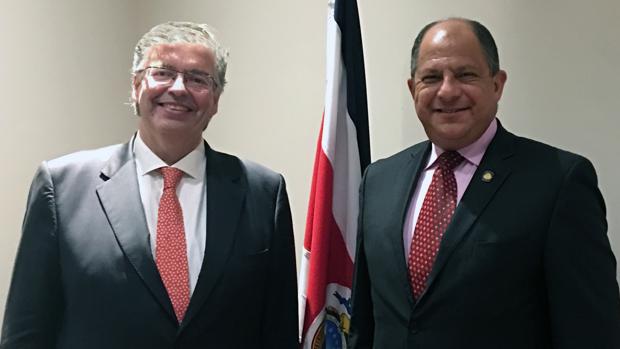 Cornet (izq.) con el presidente de la República de Costa Rica, Luis Guillermo Solís