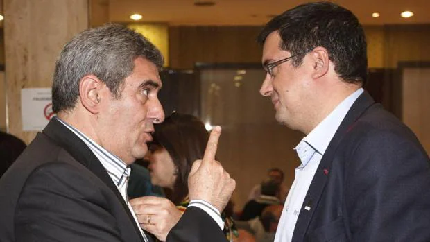 Julio Villarubia y Óscar López durante el Comité Autonómico de 2013
