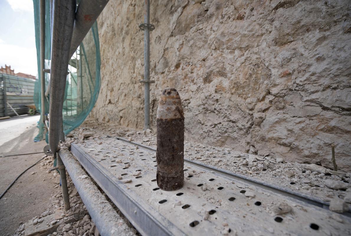 Imagen del proyectil hallado en la antigua muralla medieval de Teruel