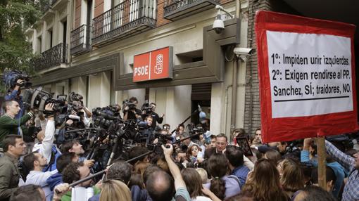 Dos bandos pelean en Ferraz por el control del PSOE