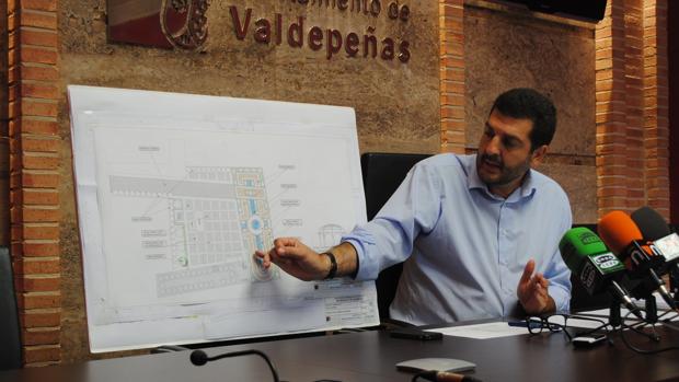 El concejal de Obras y Urbanismo de Valdepeñas durante la presentación del proyecto