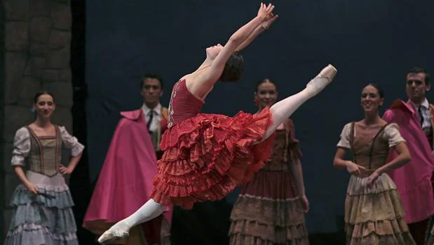 El montaje de la Compañía Nacional de Danza sube a escena a medio centenar de bailarines