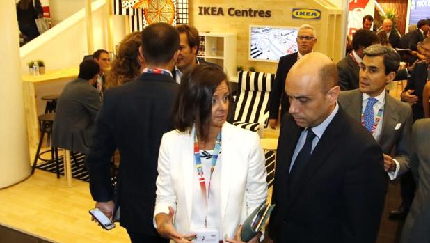 El alcalde pasa de largo junto a un expositor de Ikea en una feria en el Adda, esta semana