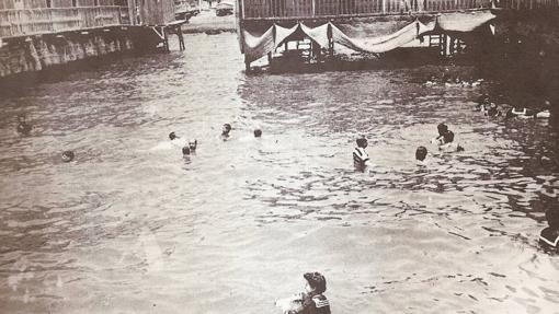 Bañistas en los antiguos balnearios del Postiguet