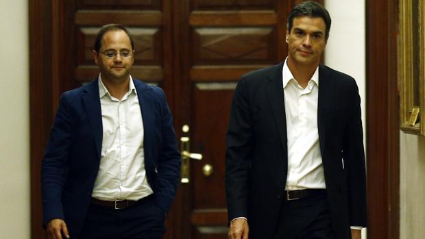 César Luena y Pedro Sánchez, en una imagen de archivo