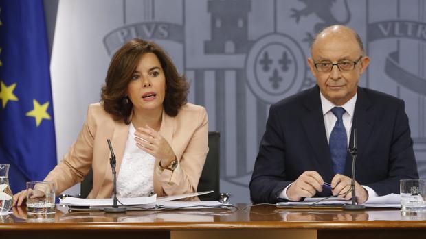 Soraya Sáenz de Santamaría y Cristóbal Montoro, en rueda de prensa en La Moncloa