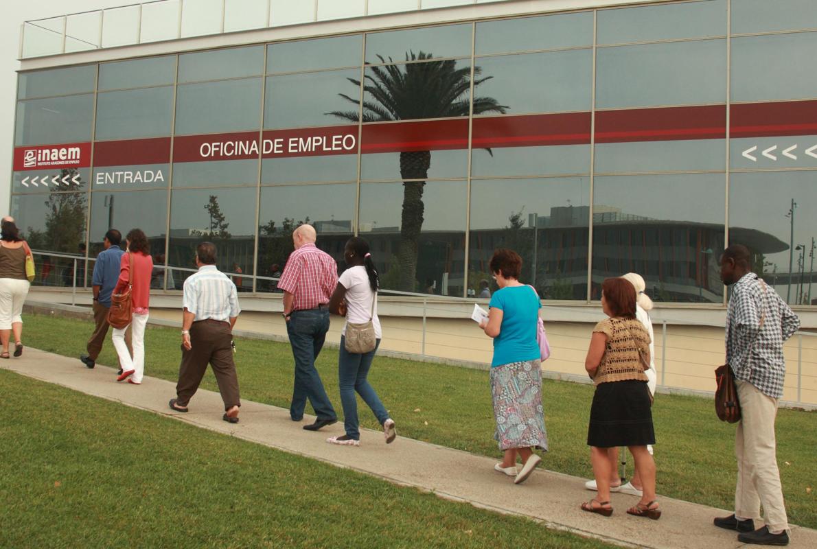 Parados haciendo cola ante una oficina del INAEM en Zaragoza