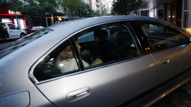 Susana Díaz llegando el sábado en coche a Ferraz muy temprano para evitar los abucheos