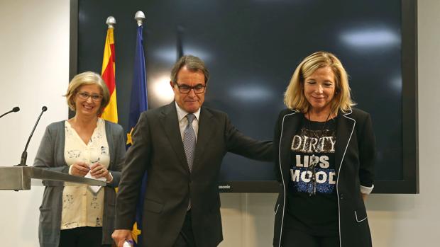 El expresidente catalán Artur Mas (c), junto con las exconselleres Joana Ortega e Irene Rigau (i)