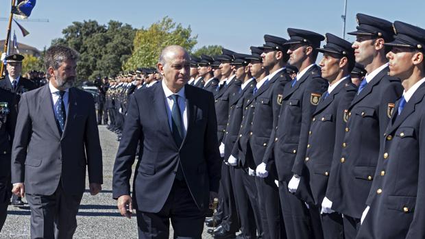 El ministro del Interior, Jorge Fernández Díaz (c), acompañado por el director general de la Policía, Ignacio Cosidó