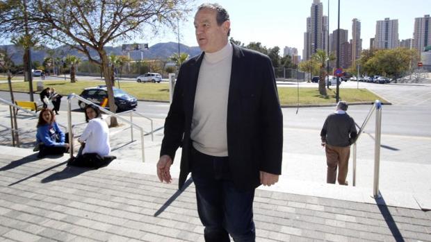 Juan Ramón Martínez, llegando a los juzgados de Benidorm para declarar en el caso de enchufismo