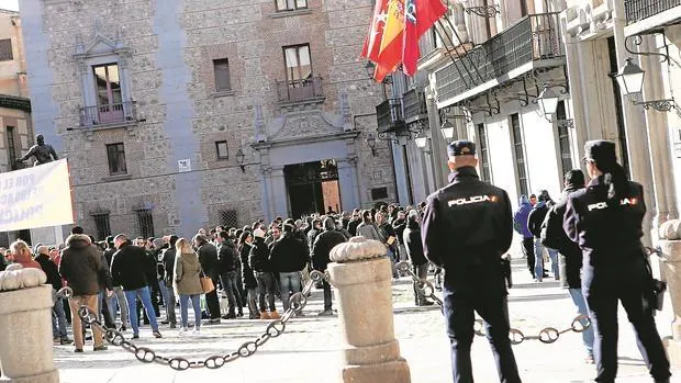 Mnaifestación de agentes de la Policía Municipal, el pasado mes de febrero, en la plaza de la Villa