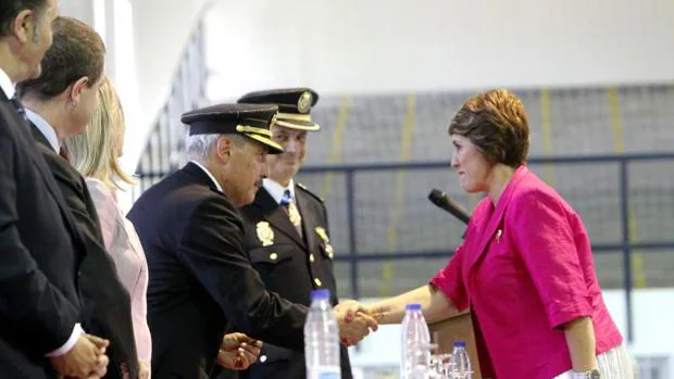 Ortiz Argüelles impone la cruz al mérito policial con distintivo blanco a Milagros Miguel Miguel