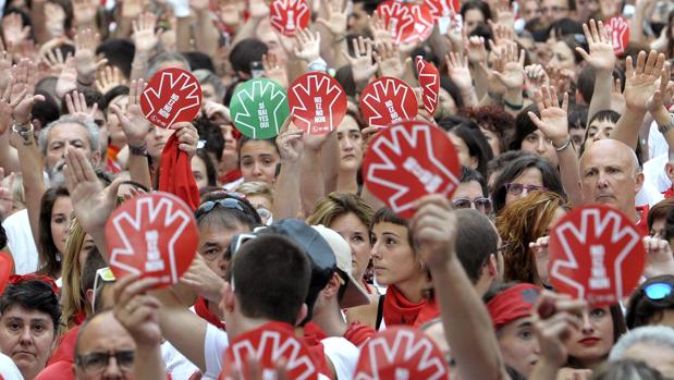 Miles de personas se manifestaron en Pamplona en contra de la agresión