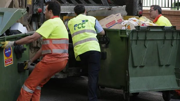 Empleados del servicio de limpieza y recogida de basuras de Zaragoza