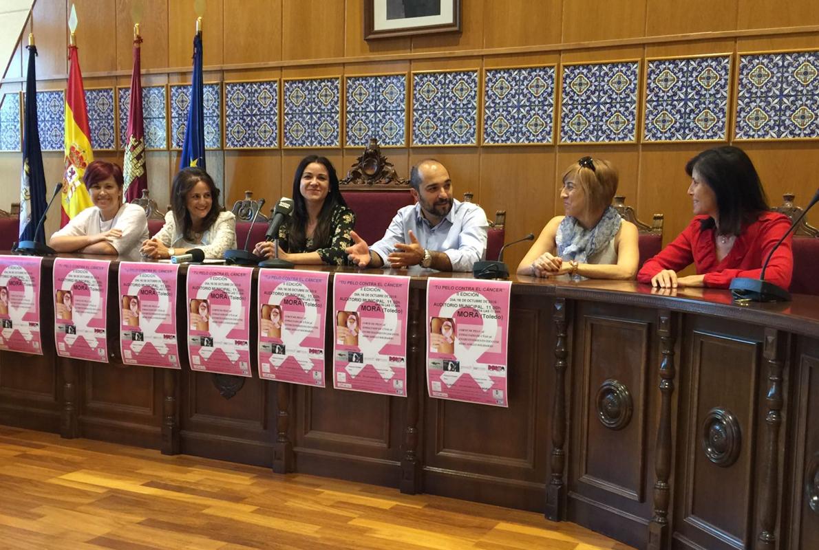 Las peluqueras organizadoras del evento junto a la concejal de Bienestar Social de Mora