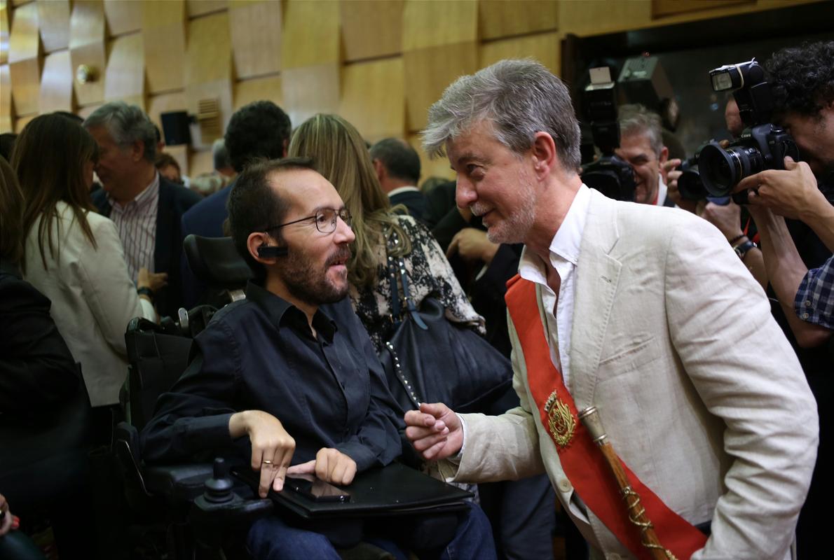 Pedro Santisteve, alcalde de Zaragoza, junto al dirigente de Podemos Pablo Echenique