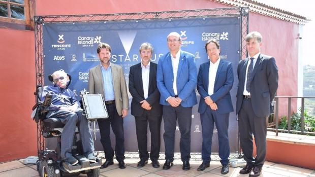 Stephen Hawking con autoridades de Tenerife, La Palma y directivos de las islas