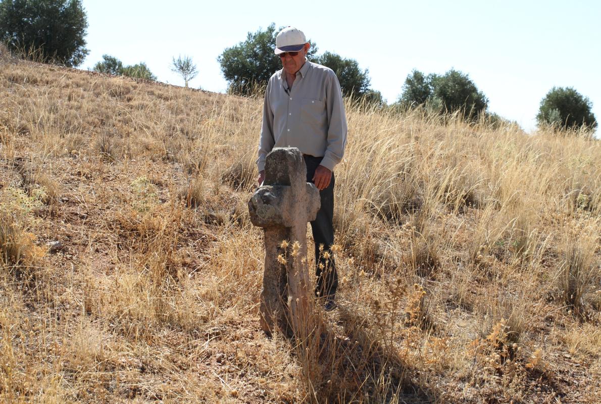 Francisco Avilés, vecino de Villafranca y gran conocedor de las costumbres locales, junto a una cruz en el medio del campo