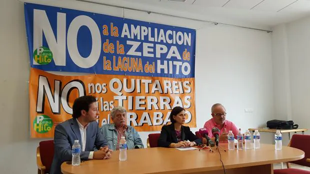 Los miembros de la plataforma y la abogada Pilar Martínez durante su comparecencia en Villar de Cañas