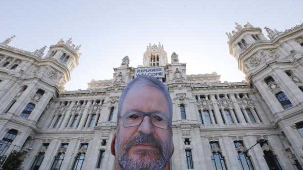 Una de las caretas empleadas en la protesta contra el concejal Barbero