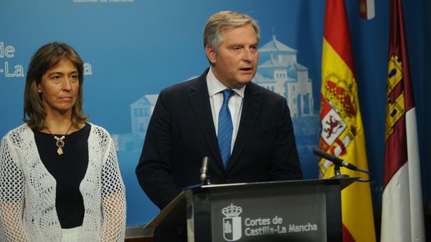 Los diputados Ana Guarinos y Francisco Cañizares, en la sala de prensa de las Cortes tras el Debate