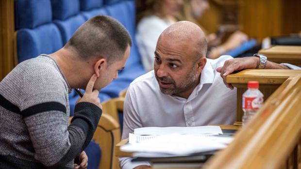 Los dos diputados de Podemos conversan durante el Debate del Estado de la Región