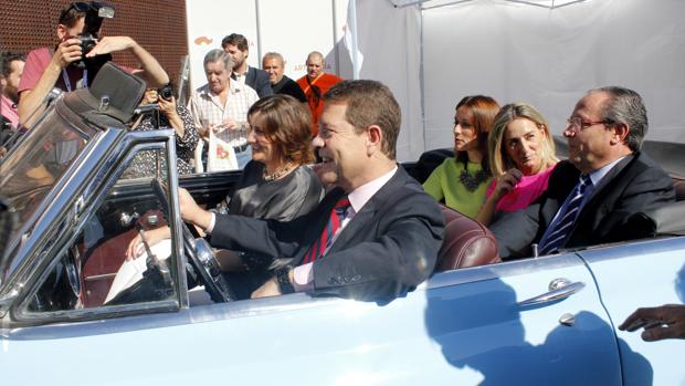 García-Page, subido en un coche, junto al resto de políticos que han inaugurado la Feria