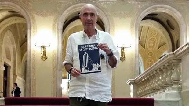 Lluís Llach apoya el derribo del monolito dedicado a las víctimas del crucero «Baleares»