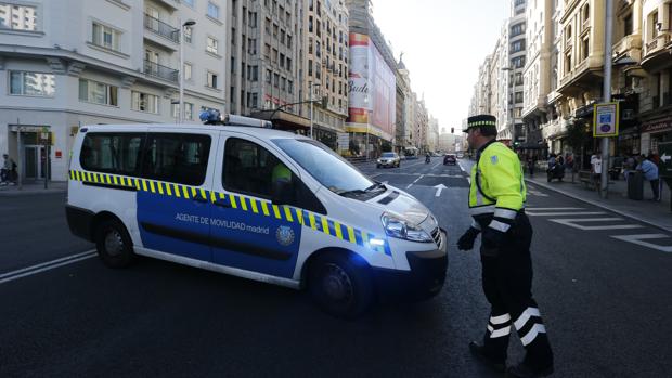 Un agente de Movilidad, en un corte en la Gran Vía