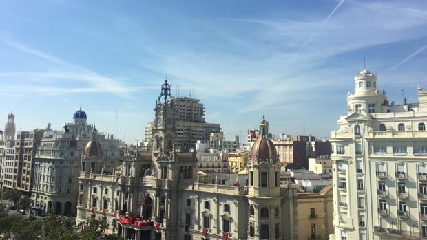 El cielo de Valencia, en la plaza del Ayuntamiento, este mediodía