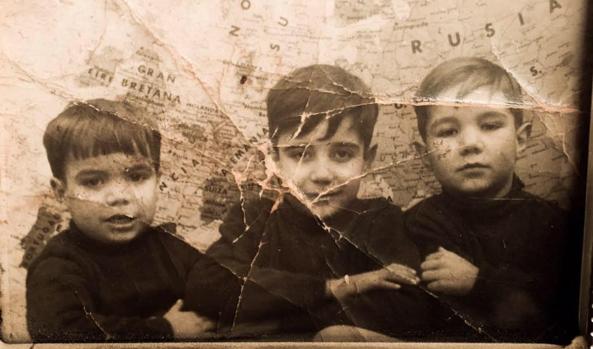 Imagen de Barrero (niño) con sus hermanos, en su colegio de Toledo