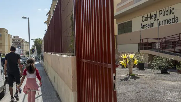 Entrada al colegio público de Palma de Mallorca donde se produjo la brutal agresión