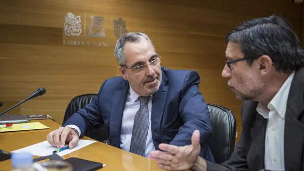 Imagen de Vicente Cotino, a la izquierda, durante su comparecencia