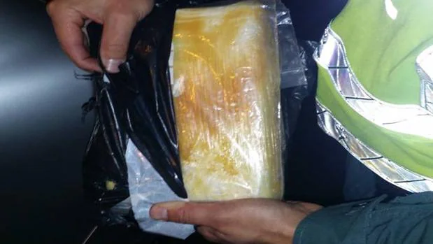 El paquete de cocaína que la Guardia Civil encontró en un doble fondo de una silla infantil