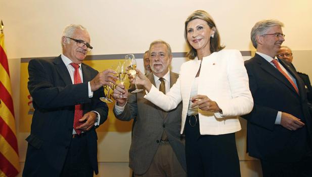 Llanos de Luna brinda con algunas de las autoridades tras el acto conmemorativo del 12-O