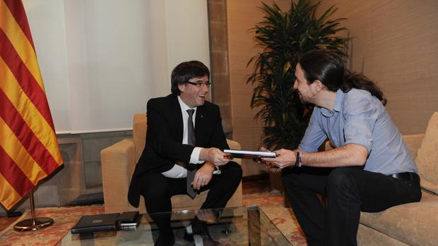 Carles Puigdemont y Pablo Iglesias, juntos en un encuentro el pasado mes de abril