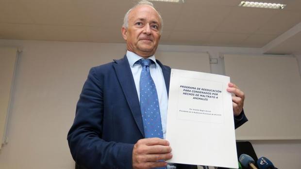 Vicente Magro, con su plan pionero para dar cursos a condenados por maltrato animal