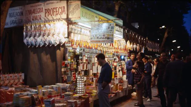 Mercadillo de venta de libros en la Barcelona de los 60