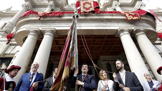 Imagen de Fernando Giner con la Senyera tomada el pasado domingo