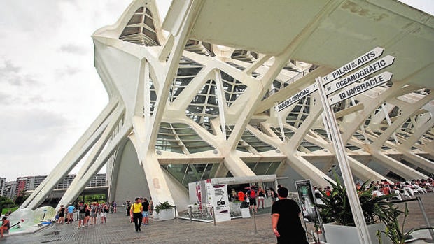 Imagen de uno de los postes indicadores en el que solo aparece «Museo de las Ciencias»