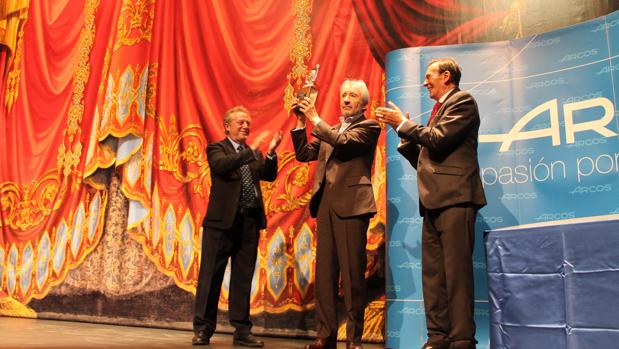Sacristán recoge su premio en presencia de Manuel Galiana y Tony Isbert