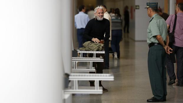 El «yonki del dinero», a un miembro de una ONG: «No tengo un duro pero te puedo dar un abrazo»