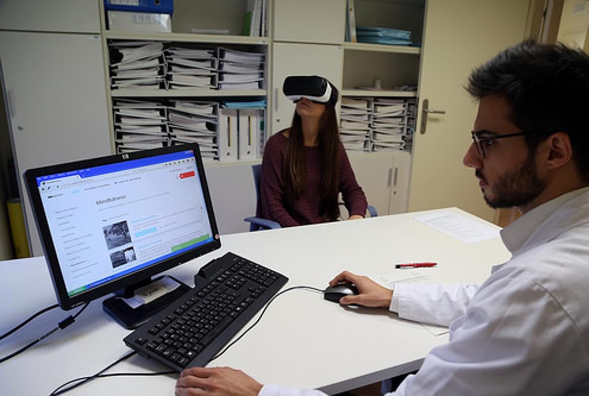 Una paciente recibe terapia a traves de unas gafas de realidad virtual