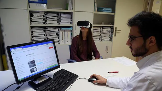 Una paciente recibe terapia a traves de unas gafas de realidad virtual