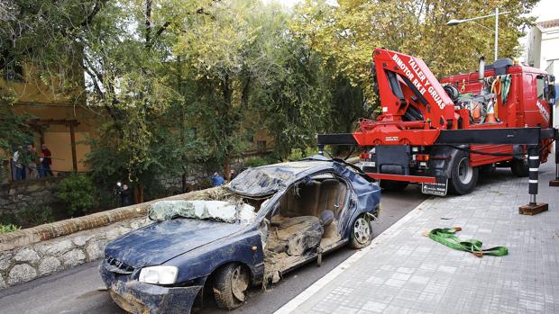 Una grúa retira el vehículo de la víctima mortal en Vilassar de Mar
