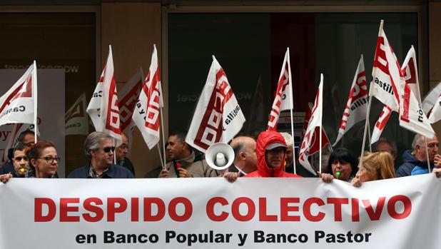Concentración en Valladolid de trabajadores del Banco Popular