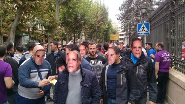 Los bomberos durante la manifestación realizada a las puertas de la Diputación llevando caretas de responsables políticos