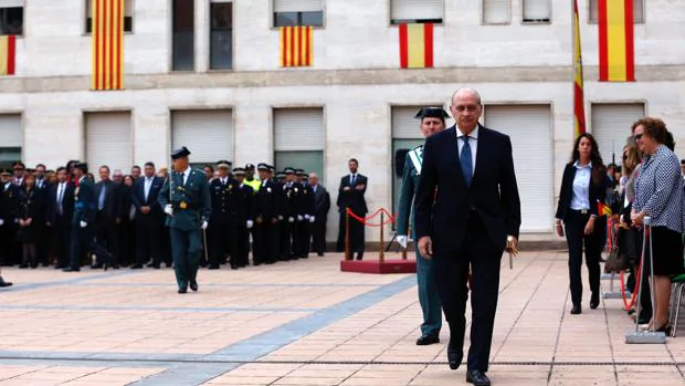 El ministro, en los actos de la Festividad de la Guardia Civil celebrados el martes en Barcelona